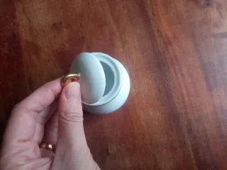 Piccola zuccheriera bianca con dettaglio dorato