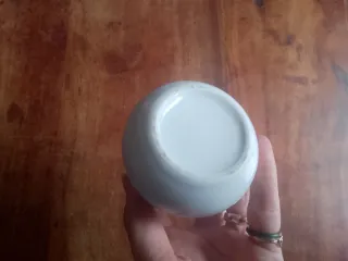 Piccola zuccheriera bianca con dettaglio dorato