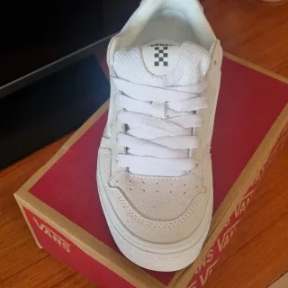 Zapatillas Vans Beige y Blancas