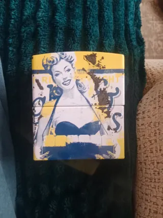 Caja metálica vintage pin-up