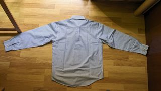 Camisa de rayas azules y blancas