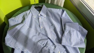 Camisa de rayas azules y blancas