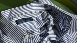 Camisa de rayas azules y blancas