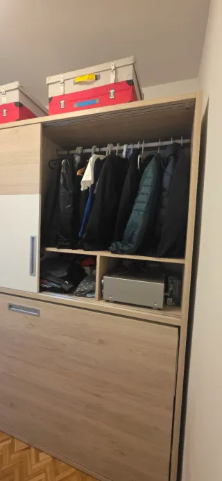 Cama abatible 90cm con estanterías y colgador.