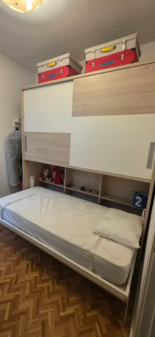 Cama abatible 90cm con estanterías y colgador.