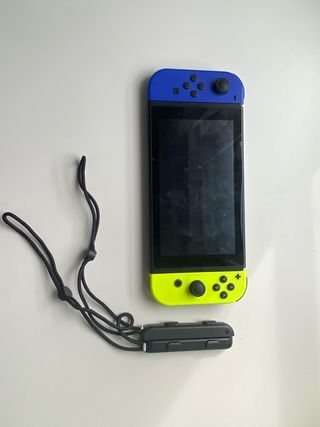 Nintendo Switch Azul y Amarillo con Accesorios