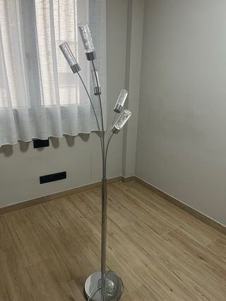 Lámpara de pie LED moderna