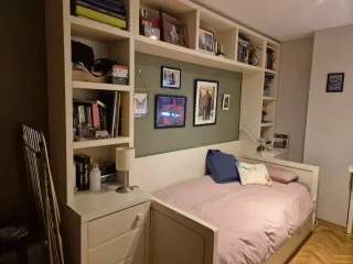 Cama nido doble con mesa y estantería