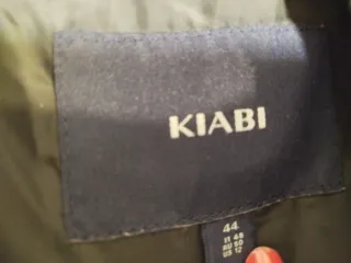 Abrigo negro Kiabi talla 44 con capucha