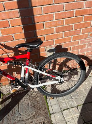 Bicicleta de montaña roja y blanca