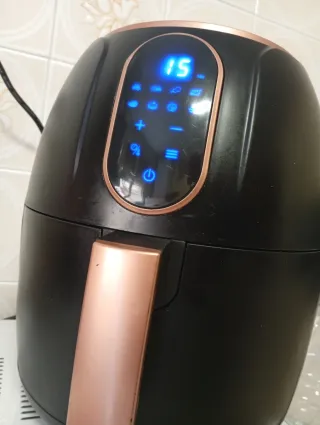 Freidora de Aire Negra con Detalles Dorados