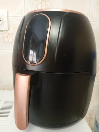 Freidora de Aire Negra con Detalles Dorados