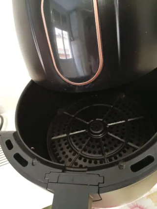 Freidora de Aire Negra con Detalles Dorados