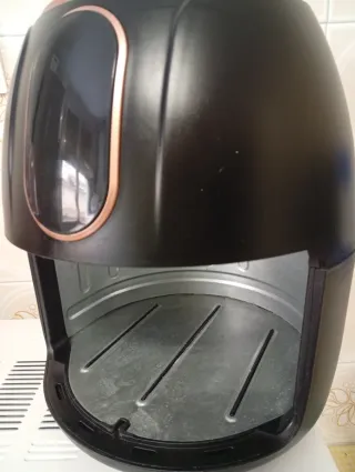 Freidora de Aire Negra con Detalles Dorados