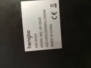 Freidora de Aire Negra con Detalles Dorados