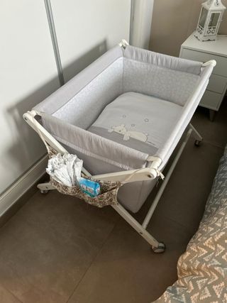 Minicuna equipada con accesorios