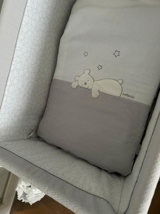 Minicuna equipada con accesorios