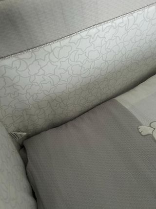 Minicuna equipada con accesorios