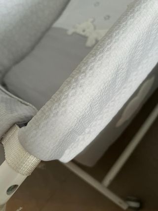 Minicuna equipada con accesorios