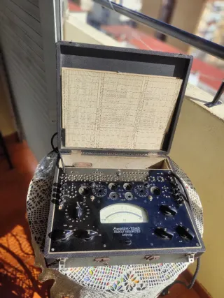 Maletín antiguo para probar válvulas