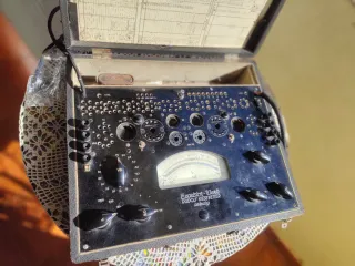 Maletín antiguo para probar válvulas