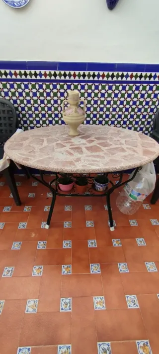 Mesa ovalada piedra y patas metal