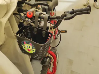 Bicicleta infantil roja con accesorios