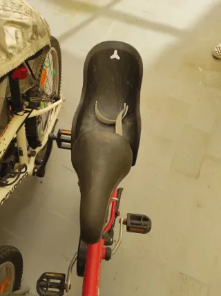 Bicicleta infantil roja con accesorios