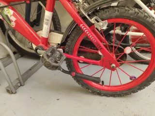 Bicicleta infantil roja con accesorios