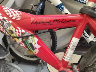 Bicicleta infantil roja con accesorios