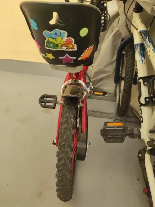 Bicicleta infantil roja con accesorios