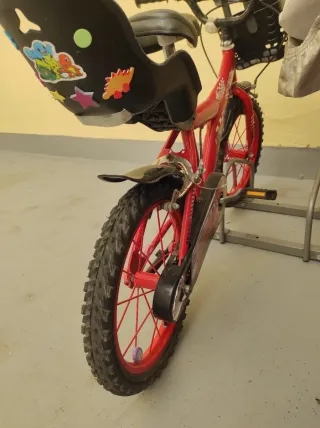 Bicicleta infantil roja con accesorios
