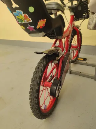 Bicicleta infantil roja con accesorios