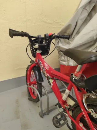 Bicicleta infantil roja con accesorios