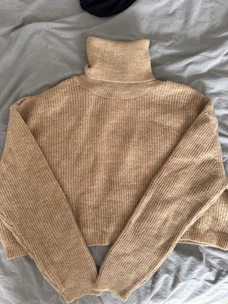 Jersey crop top cuello alto beige