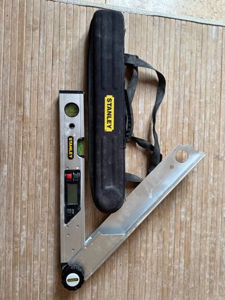 Nivel digital Stanley con funda