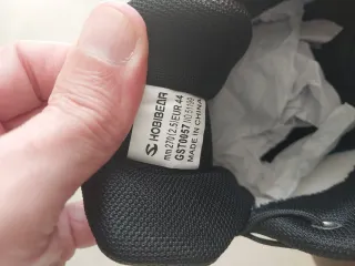 Zapatillas HOBIBEAR trekking verdes y rojas.