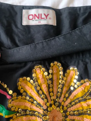 Falda midi bordada con lentejuelas llamativas.