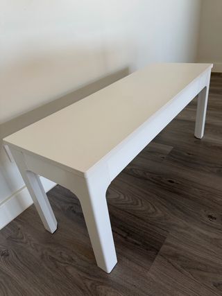 Banco de madera blanco con cojín gris - IMPECABLE
