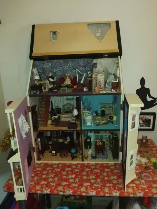 Casa de muñecas de madera