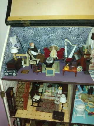 Casa de muñecas de madera