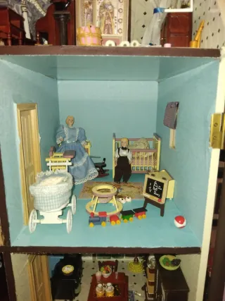 Casa de muñecas de madera