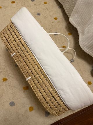 Moisés de mimbre para bebé con vestidura