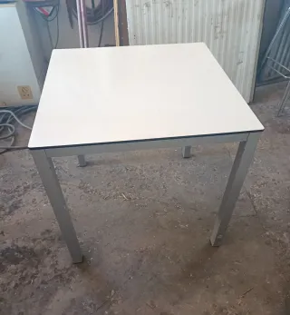 Mesa y 4 sillas ( queda 1 juego) PRECIO UNIDAD