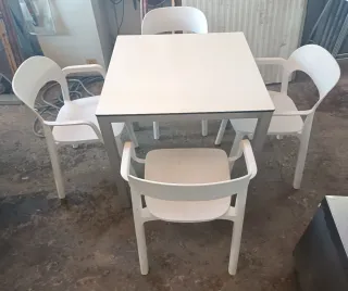 Mesa y 4 sillas ( queda 1 juego) PRECIO UNIDAD