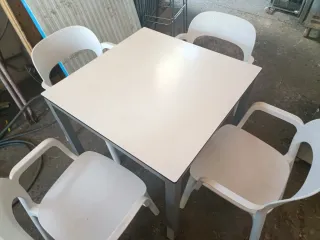 Mesa y 4 sillas ( queda 1 juego) PRECIO UNIDAD