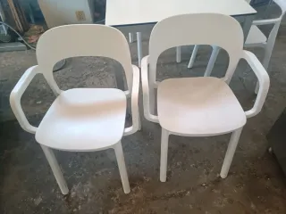 Mesa y 4 sillas ( queda 1 juego) PRECIO UNIDAD