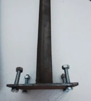 Ángulo hierro 2,5m largo 57 CT con base y tornillo