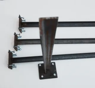 Ángulo hierro 2,5m largo 57 CT con base y tornillo