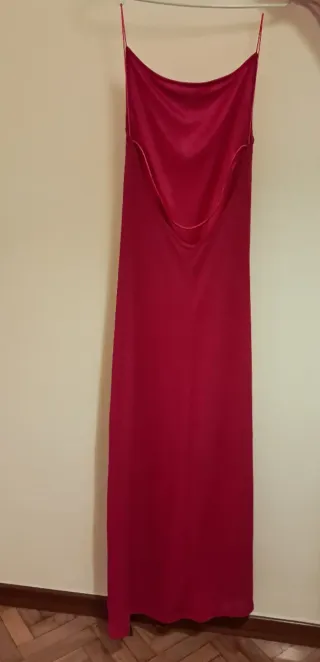 Vestido de fiesta rojo con escote en espalda